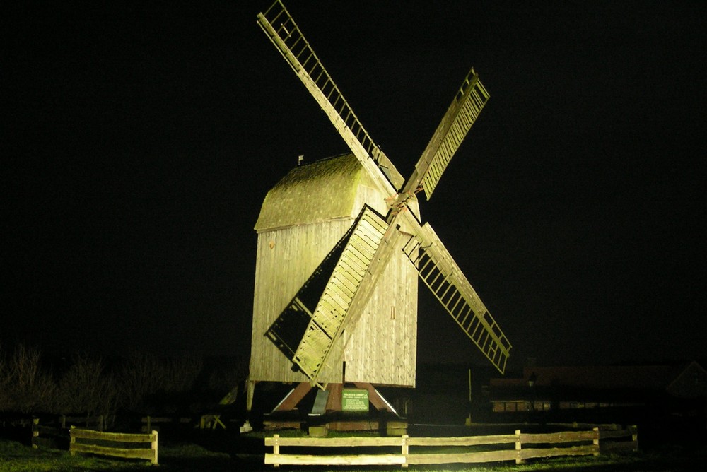 Lindhorster Bockwindmühle in der Nacht