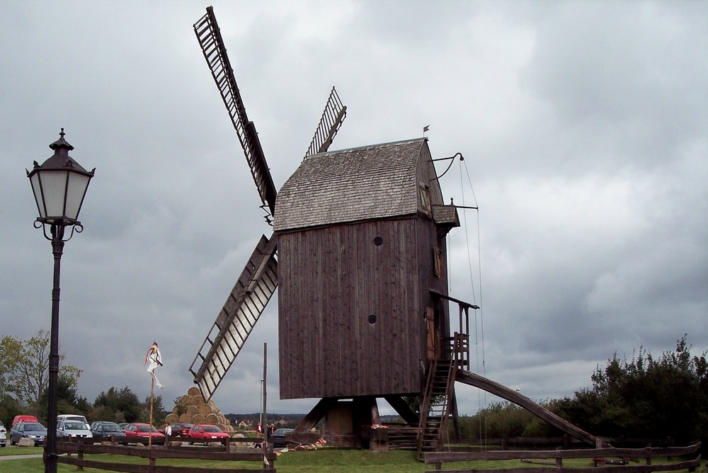 Lindhorster Bockwindmühle links