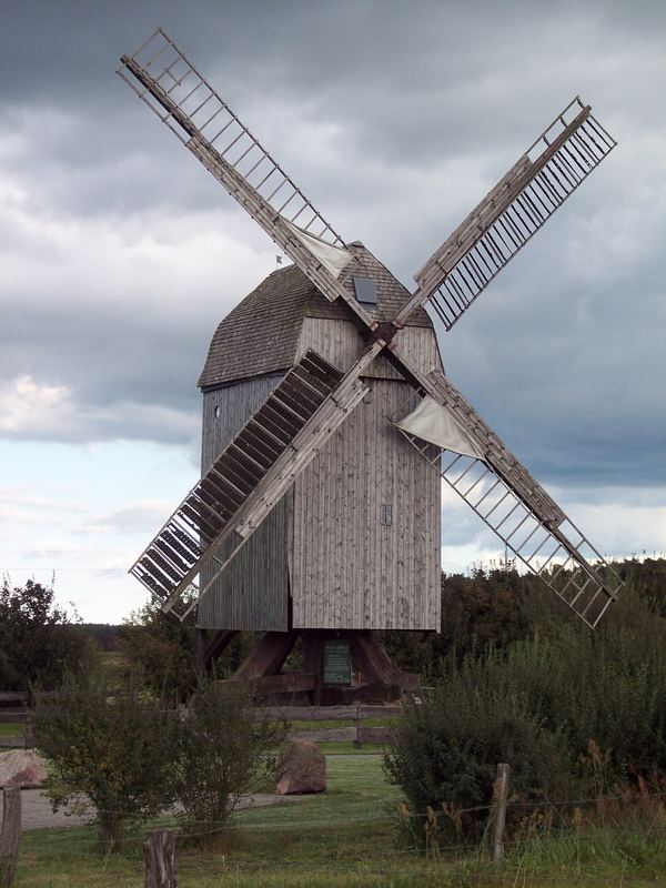 Lindhorster Bockwindmühle mit Segel