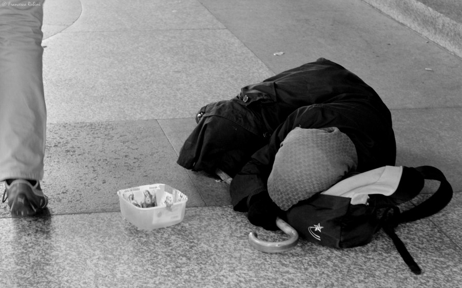 L'indifferenza e la povertà . ©