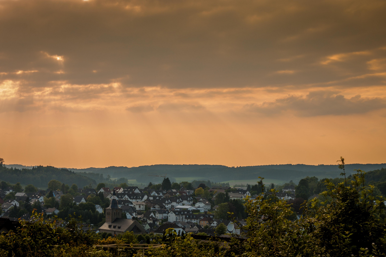 Lindlarer Ortskern im Sonnenuntergang