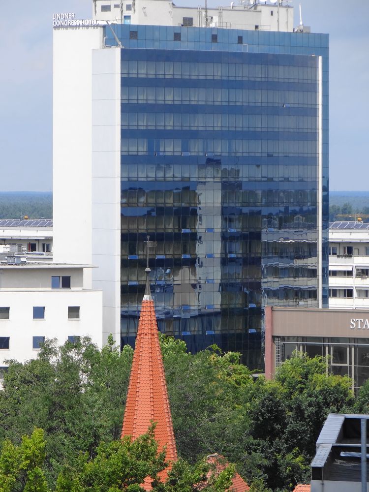 Lindner Congress Hotel mit Fassadenspiegelung