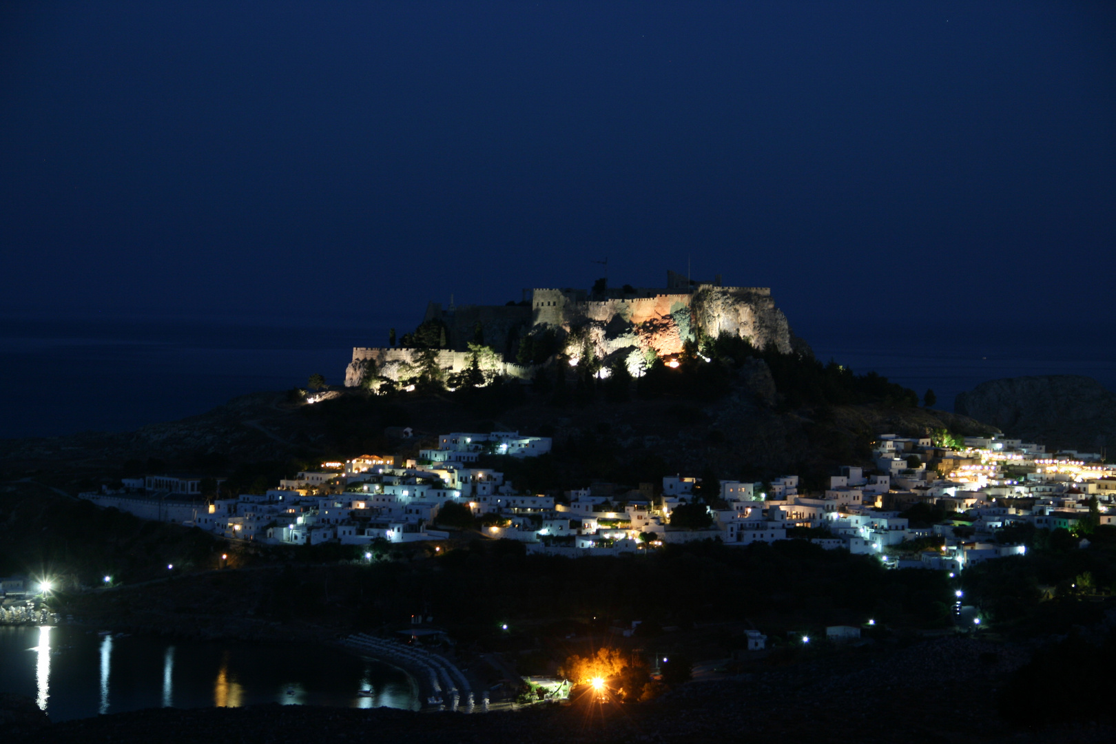 Lindos bei Nacht.