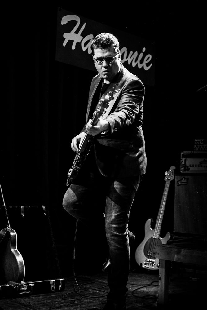 Lindsay Coulson Am Bass Silhouette Foto And Bild Konzert Live Blues