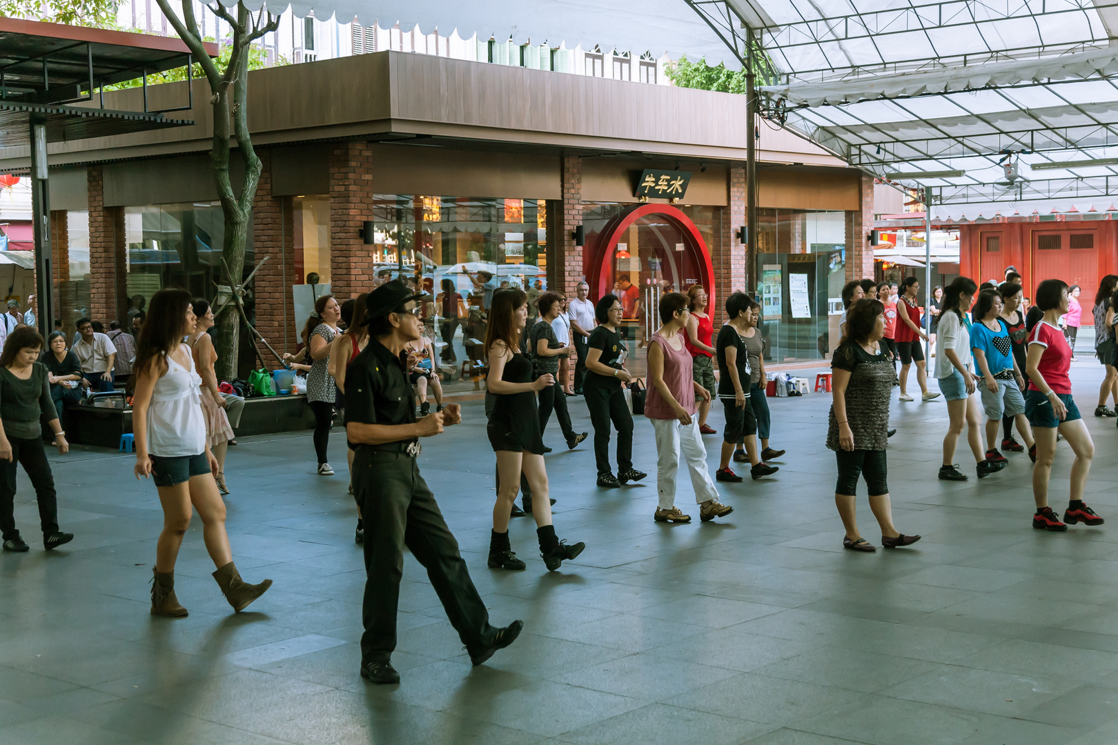 Line Dancing am Chinatown Complex, Singapur