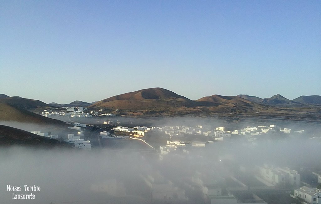 Linea de volcanes sobre la niebla conejera