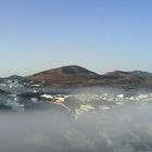 Linea de volcanes sobre la niebla conejera