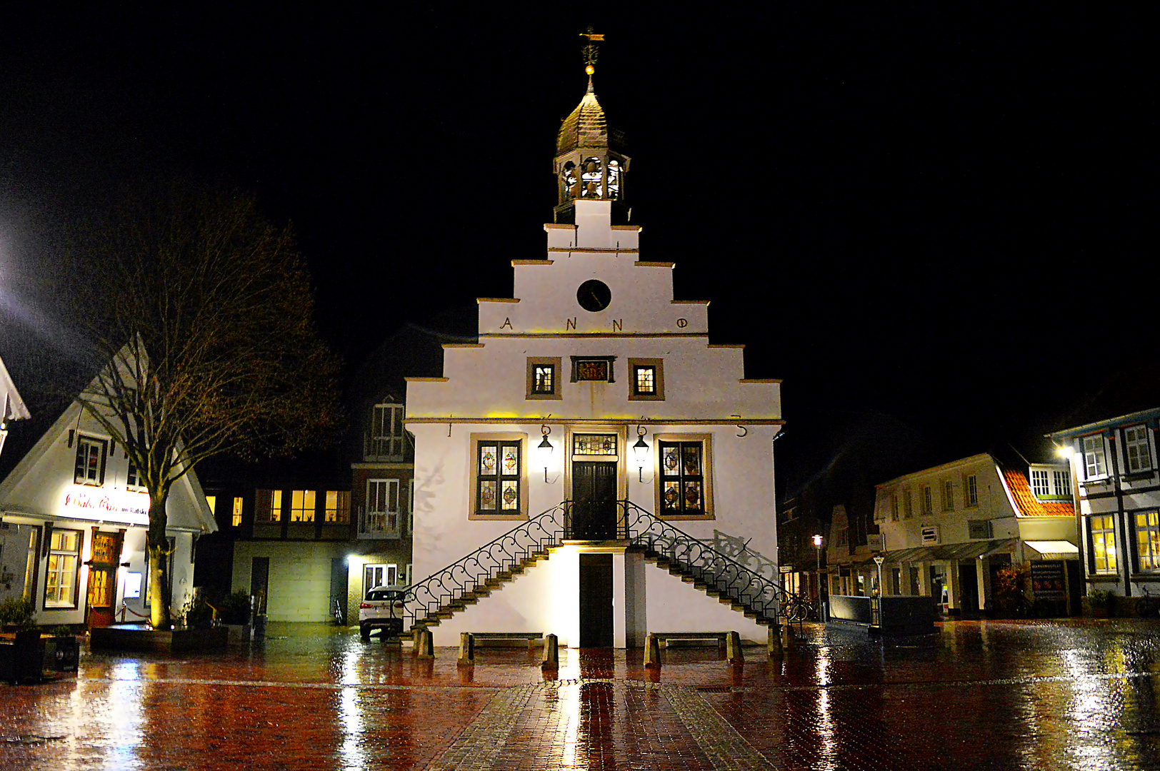 Lingens  Historisches Rathaus bei Nacht und Regen 