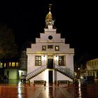 Lingens  Historisches Rathaus bei Nacht und Regen 