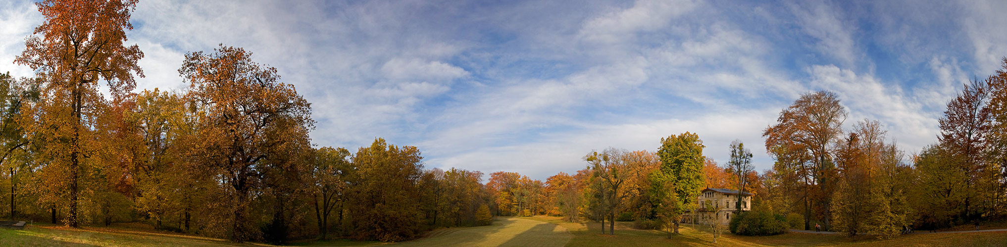 Lingnerschloss im Herbst