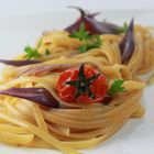 Linguine con cipolla e pomodori bruciati