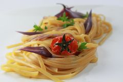 Linguine con cipolla e pomodori bruciati