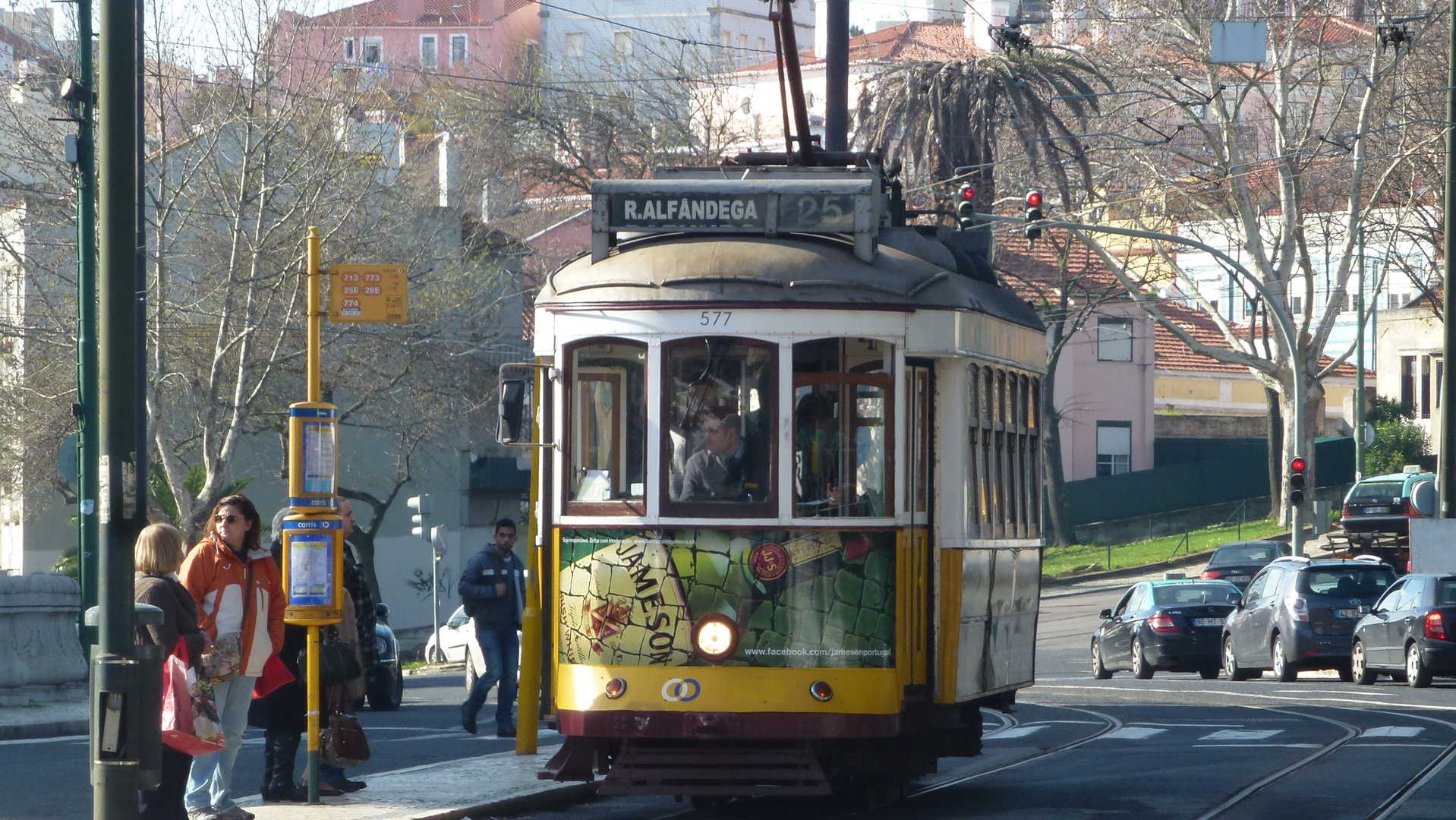 Linha 25 passing Parque da Estrela