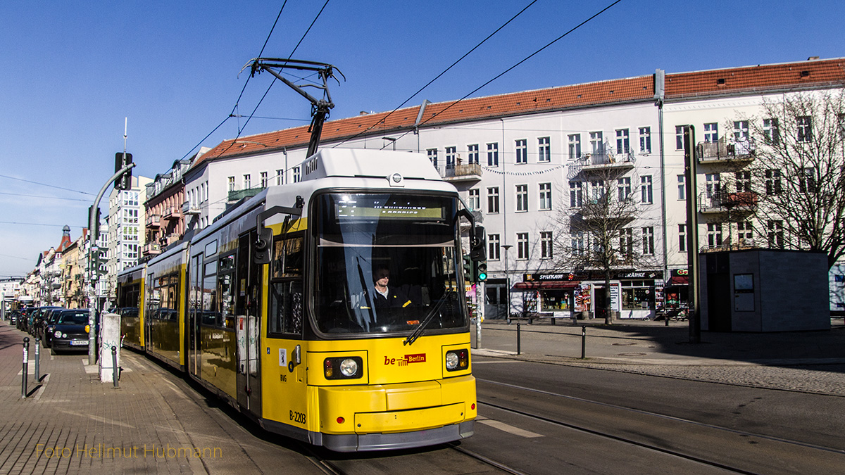 LINIE 27 AM WALTER-RATHENAU-PLATZ