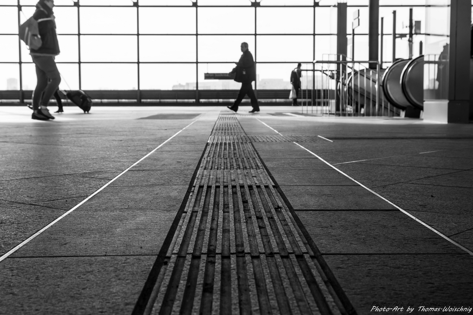 Linien am Südkreuz in B&W