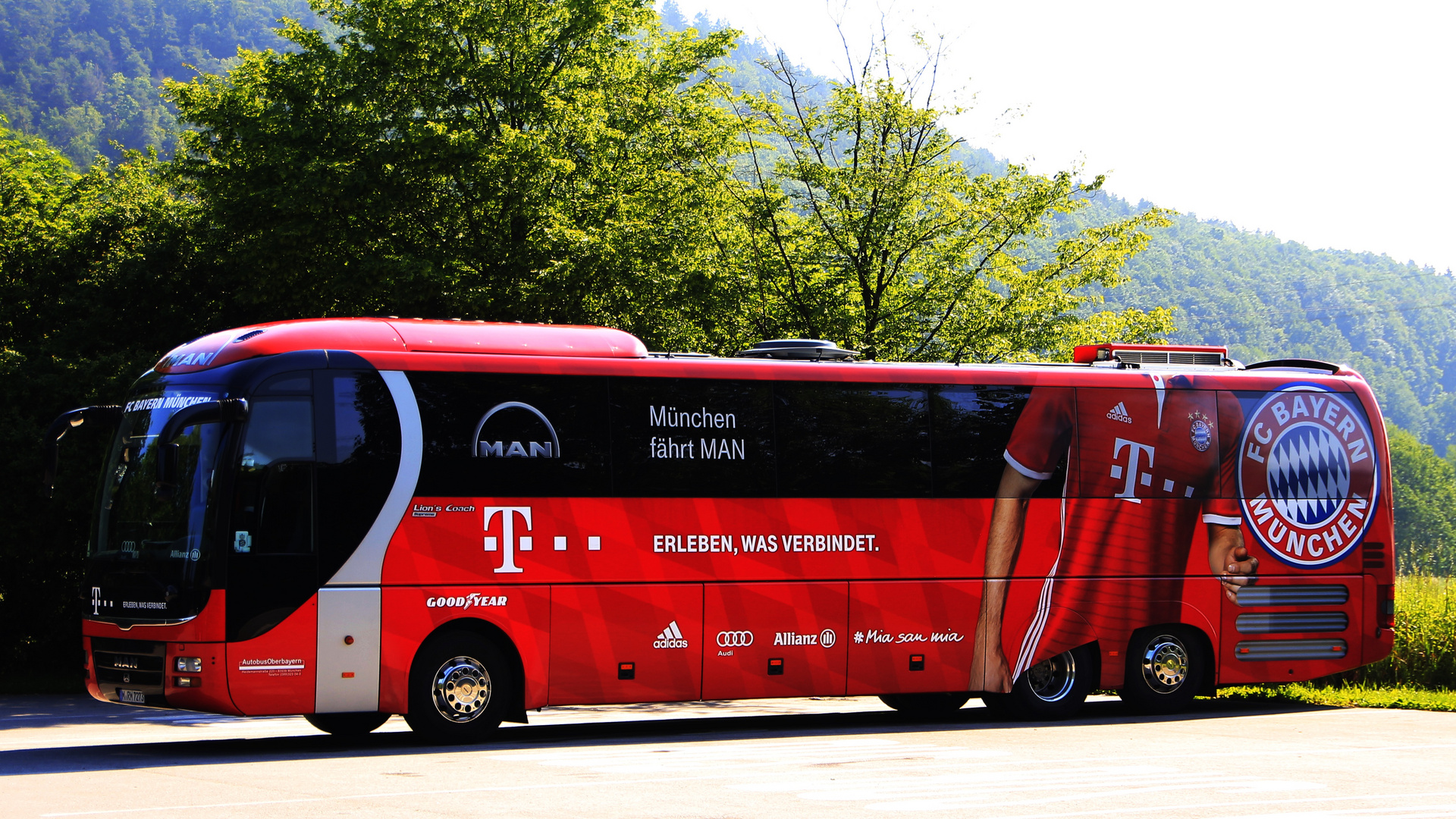 Linienbus Beschriftung  FC Bayern und Telekom