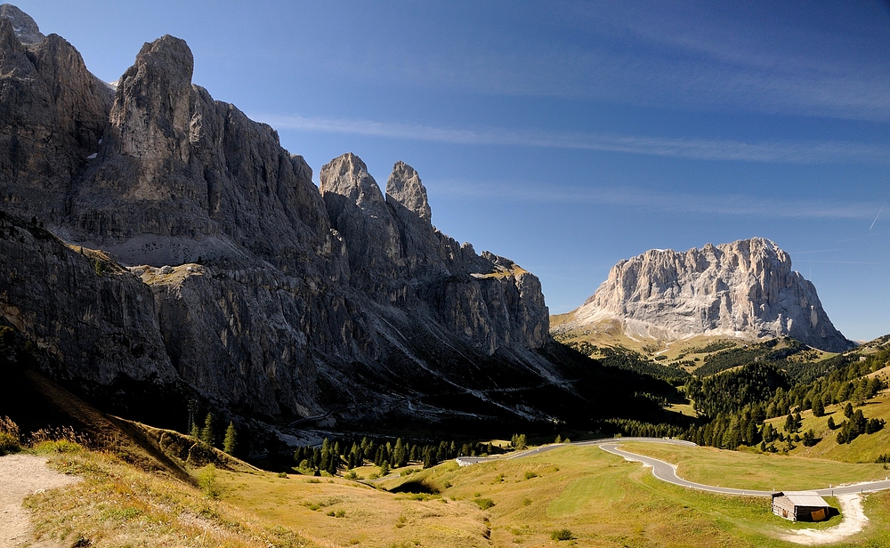 Links das Grödner Joch, im Hintergrund der Langkofel 3.181m, einer der..