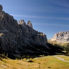 Links das Grödner Joch, im Hintergrund der Langkofel 3.181m, einer der..