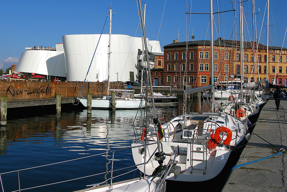 Links das Ozeaneum