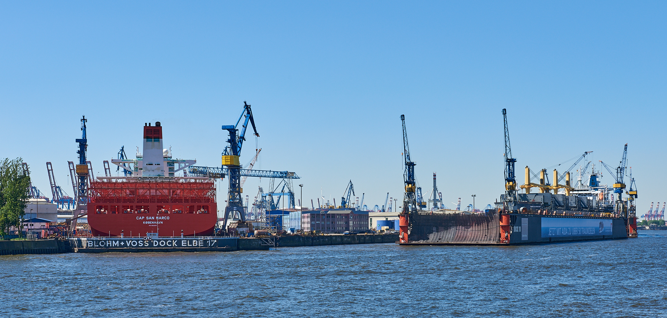 Links das Trockendock  von Blohm + Voss Elbe 17, mit das größte Europas, nicht nur das... 