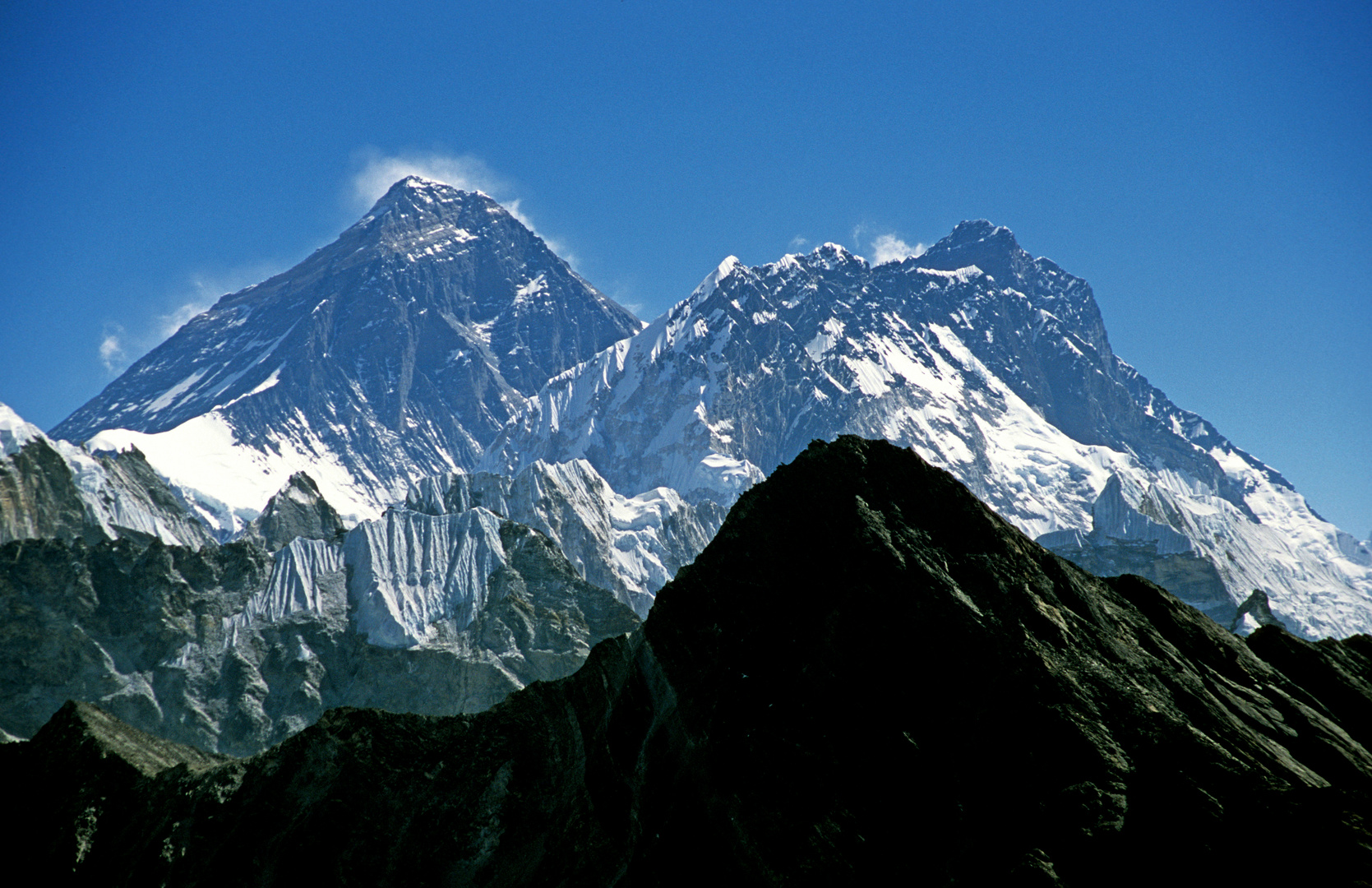 Links Everest (8848m), rechts Lhotse (8516m) vom Gipfel des Gokyo Ri (5330m)