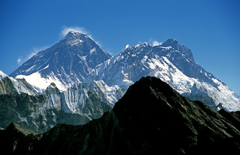 Links Everest (8848m), rechts Lhotse (8516m) vom Gipfel des Gokyo Ri (5330m)