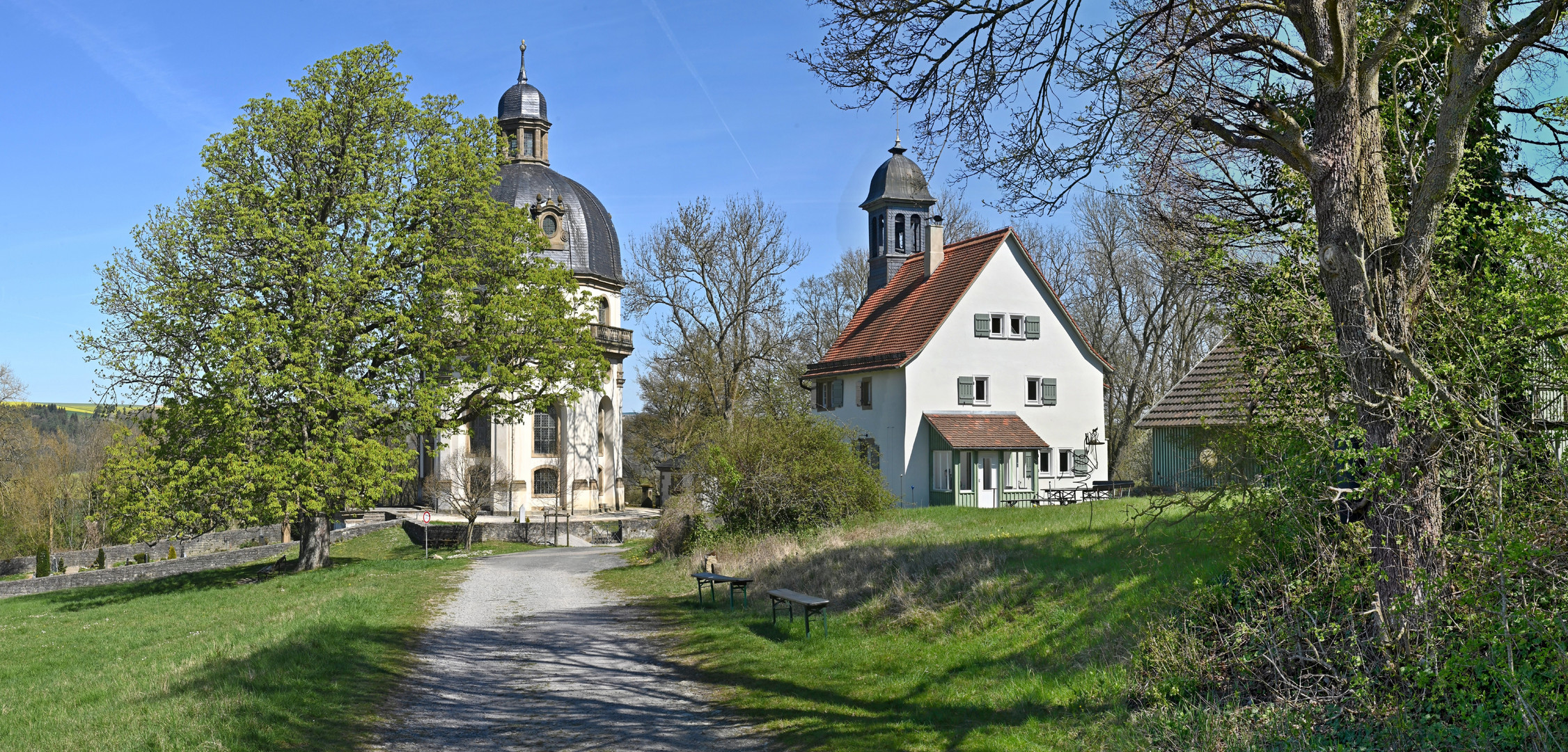 links Heiliggrabkapelle, rechts Mesnerhaus