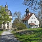 links Heiliggrabkapelle, rechts Mesnerhaus