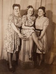links loni,rechts herta,meine mutter,mitte unbekannt 1940