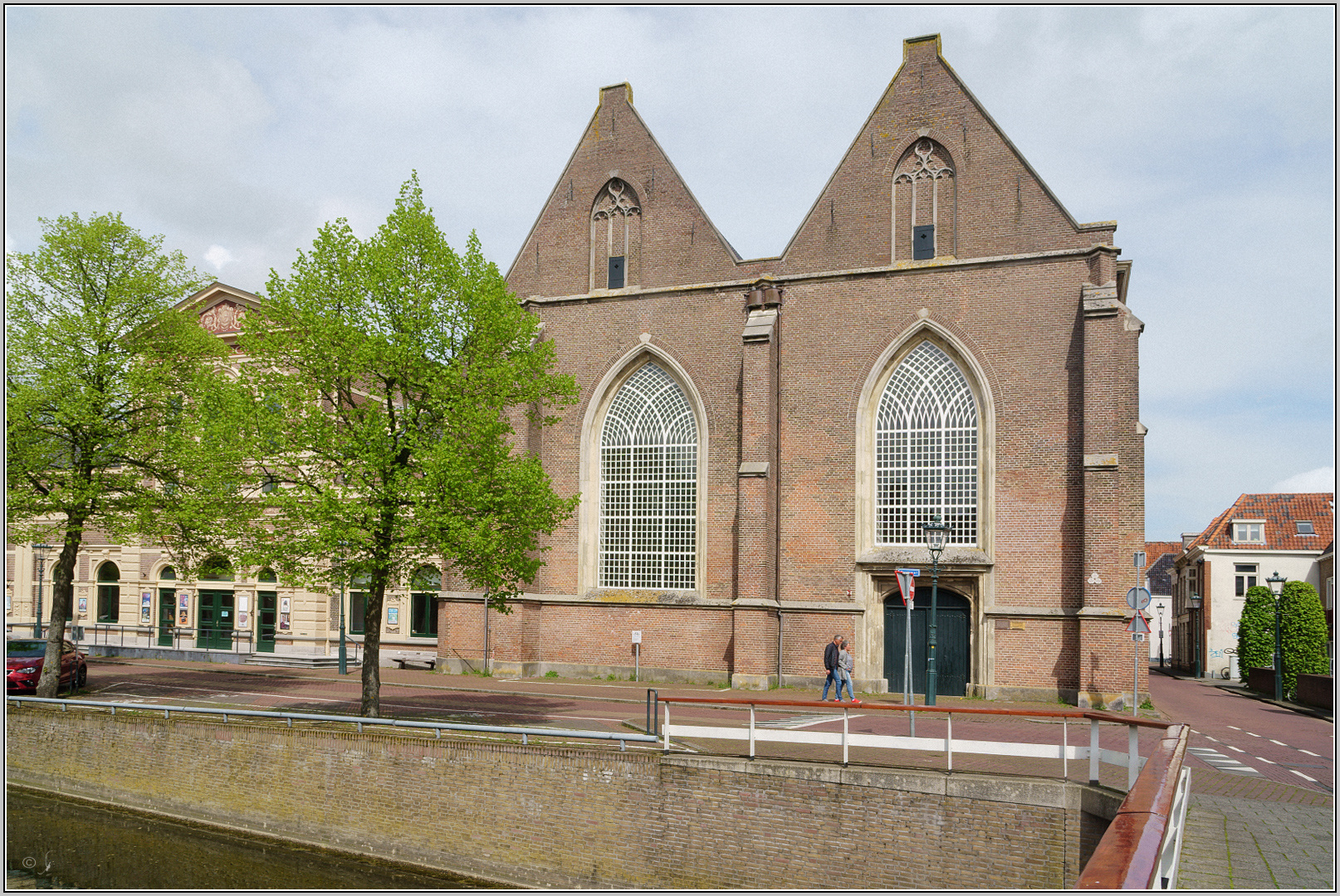 Links 'Stadsgehoorzaal' , rechts die 'Broederkerk'