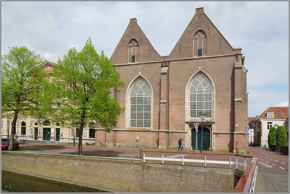 Links 'Stadsgehoorzaal' , rechts die 'Broederkerk'