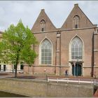 Links 'Stadsgehoorzaal' , rechts die 'Broederkerk'