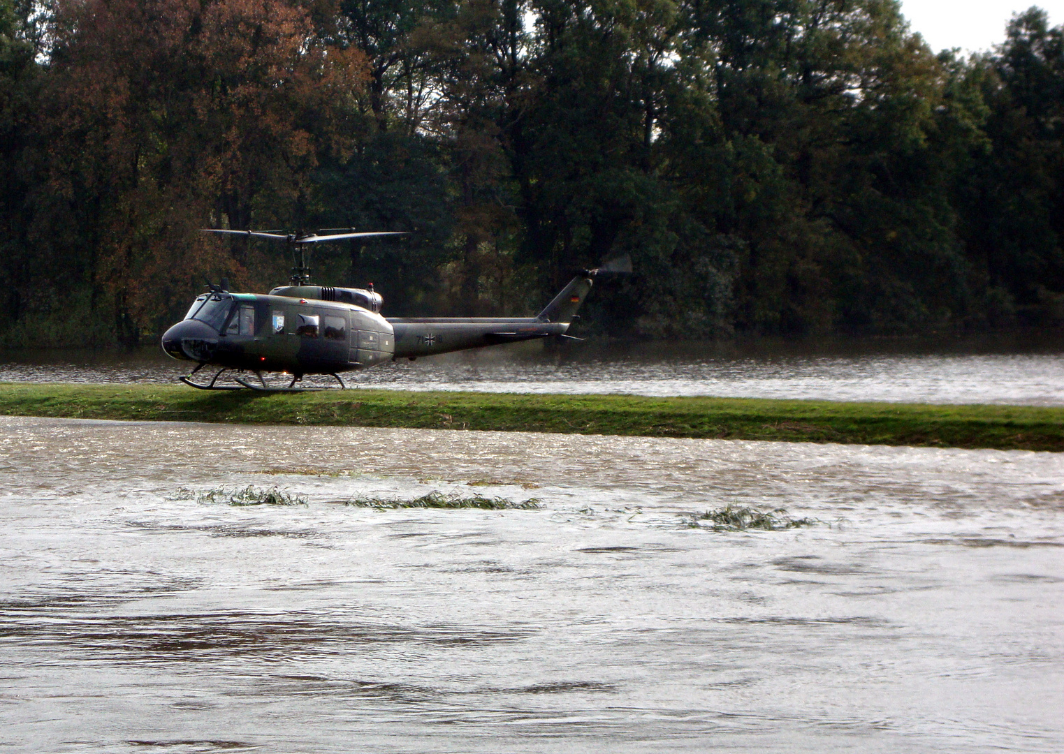 links und rechts Hochwasser