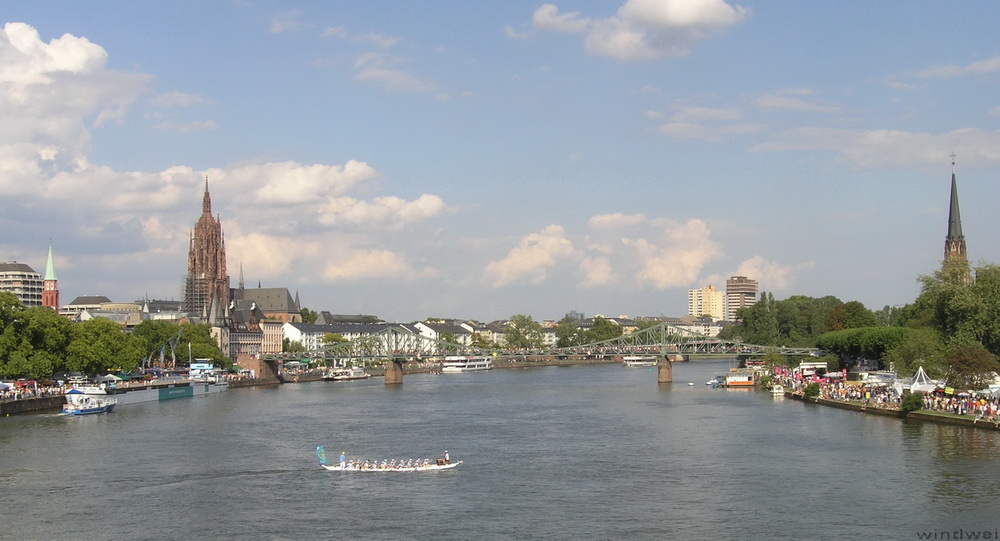 Links und rechts vom Eisernen Steg in Frankfurt