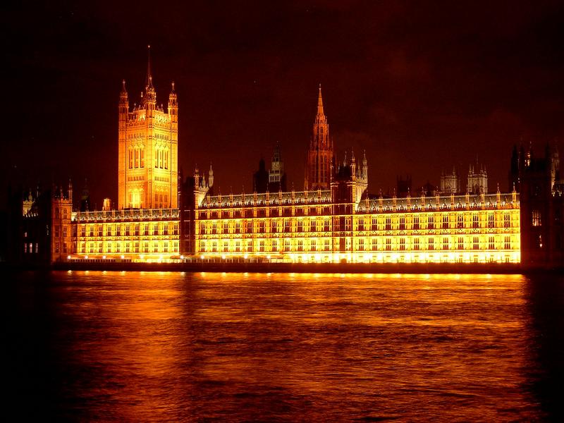 Links vom BIG BEN stehen diese Gebäude: Houses Of Parlament