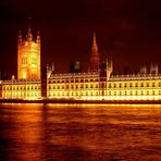 Links vom BIG BEN stehen diese Gebäude: Houses Of Parlament