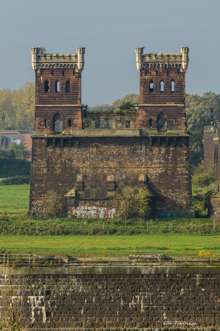 Linksrheinischer Pfeiler der ersten Eisenbahnbrücke Duisburg Hochfeld / Rheinhausen