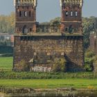 Linksrheinischer Pfeiler der ersten Eisenbahnbrücke Duisburg Hochfeld / Rheinhausen