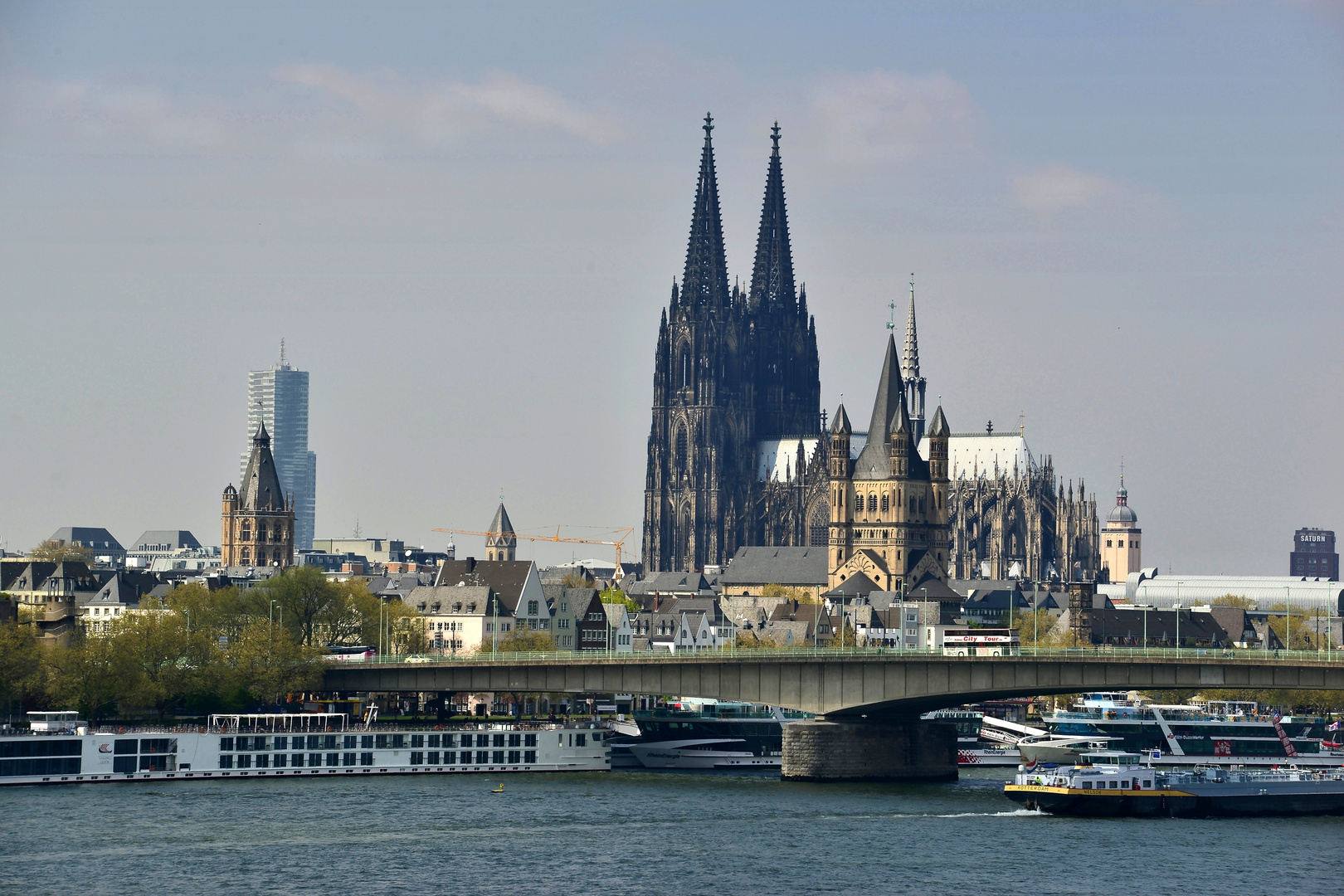 linksrheinisches Köln mit Dom