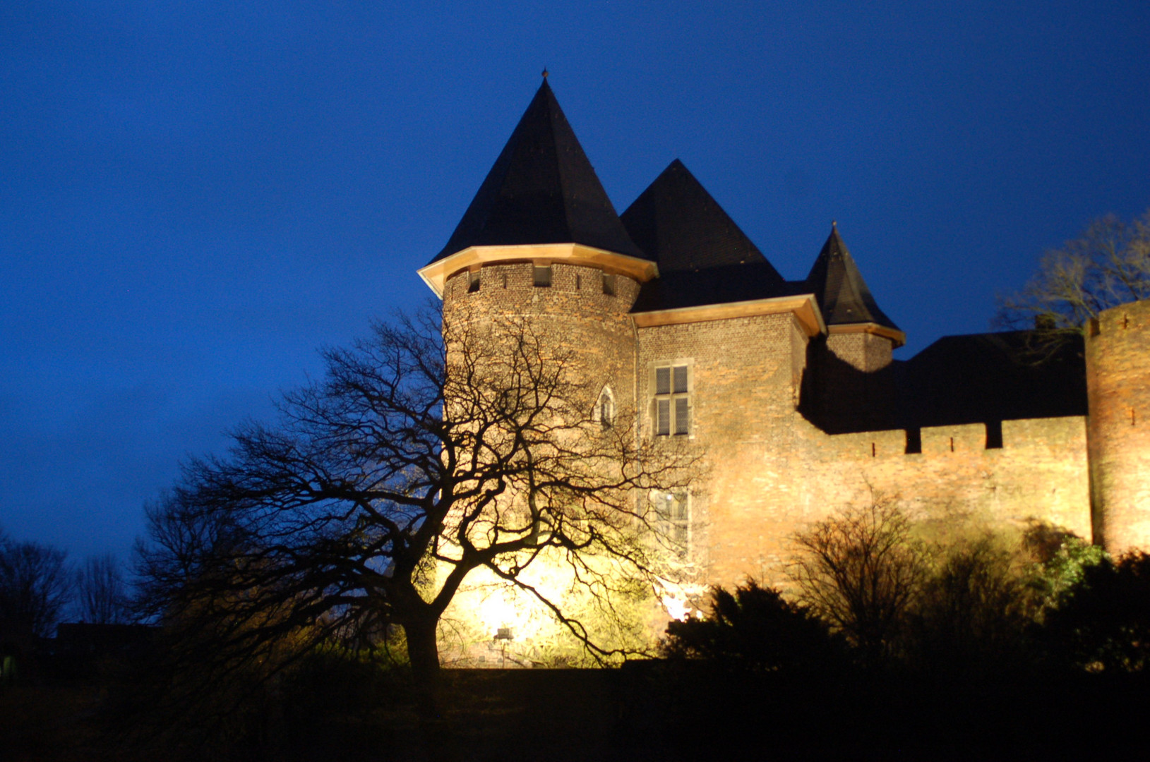 Linner Burg zur blauen Stunde