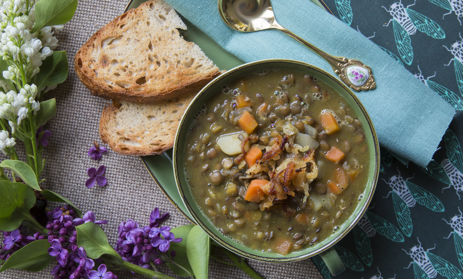 Linsensuppe mit Röstzwiebeln 