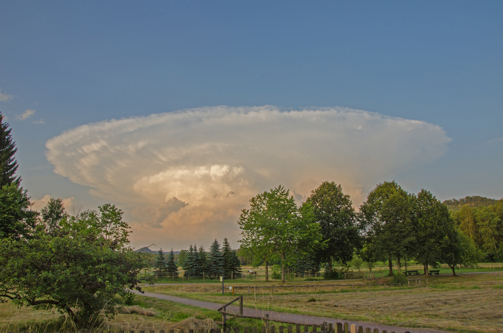 Linsenwolke im übergang zur Gewitterzelle.