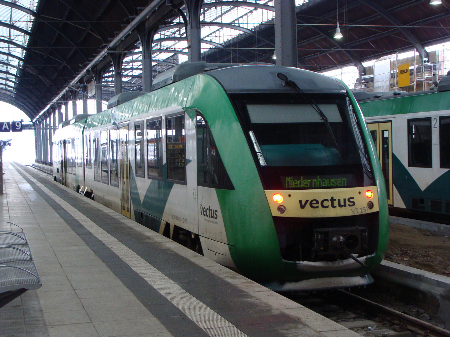 LINT 251 der Vectus Verkehrsgesellschaft mbH im Wiesbadener Hauptbahnhof