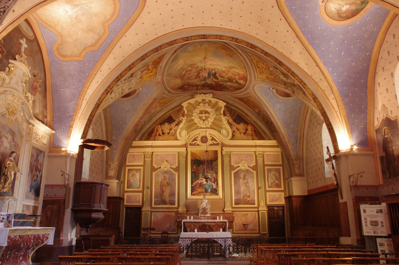 L'intérieur de l'église de Villeneuvette (Héraut)