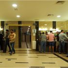 L’intérieur des toilettes hommes à Global Village