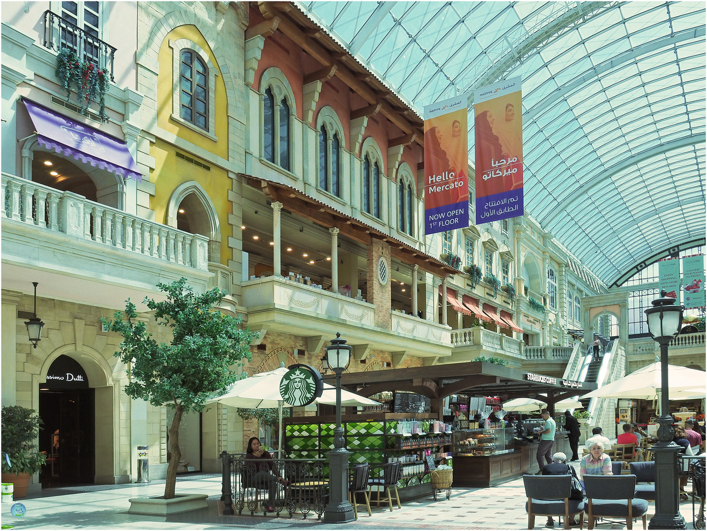 L’intérieur du centre commercial Mercato à Jumeirah 1