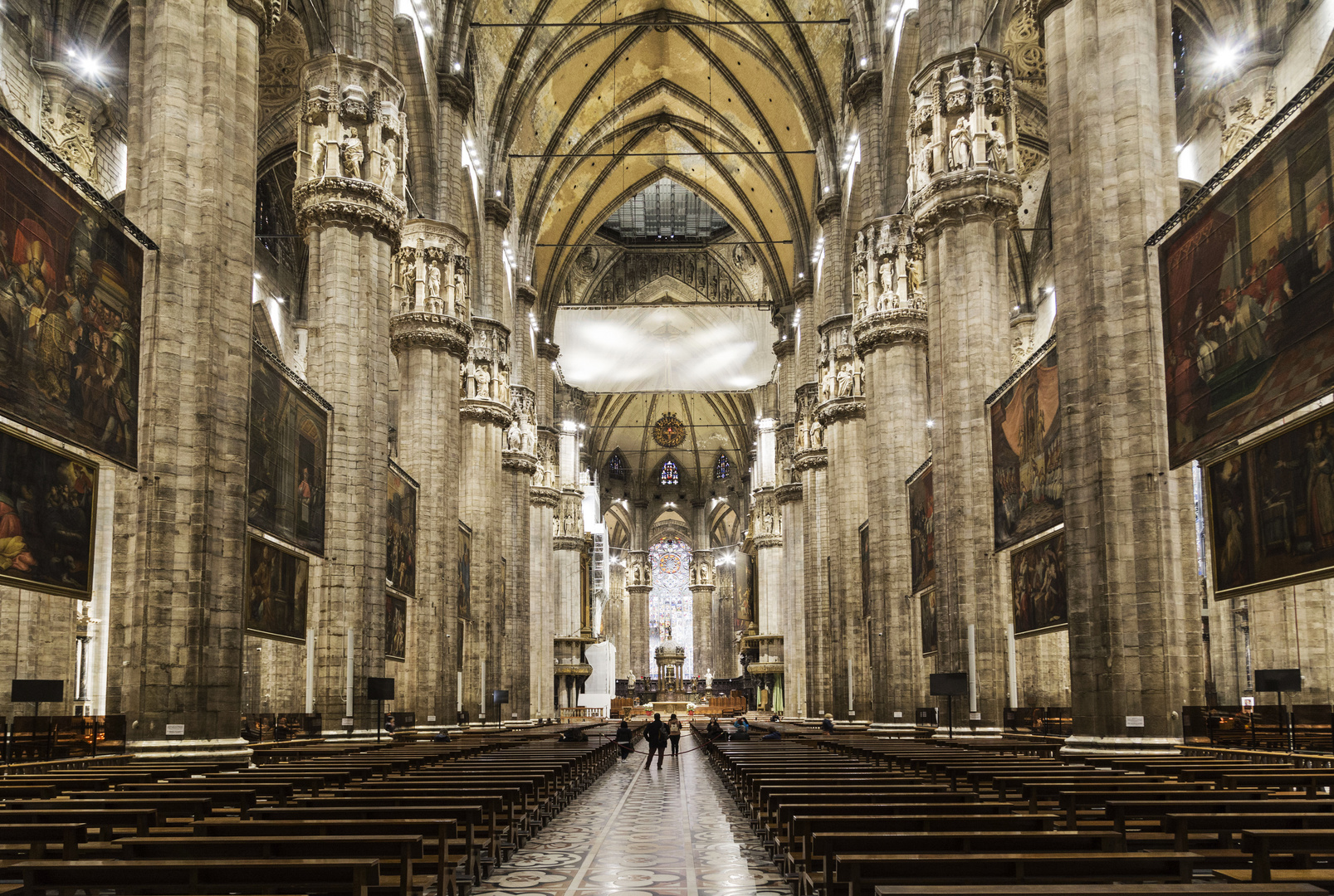 l’intérieur du Duomo de Milan 