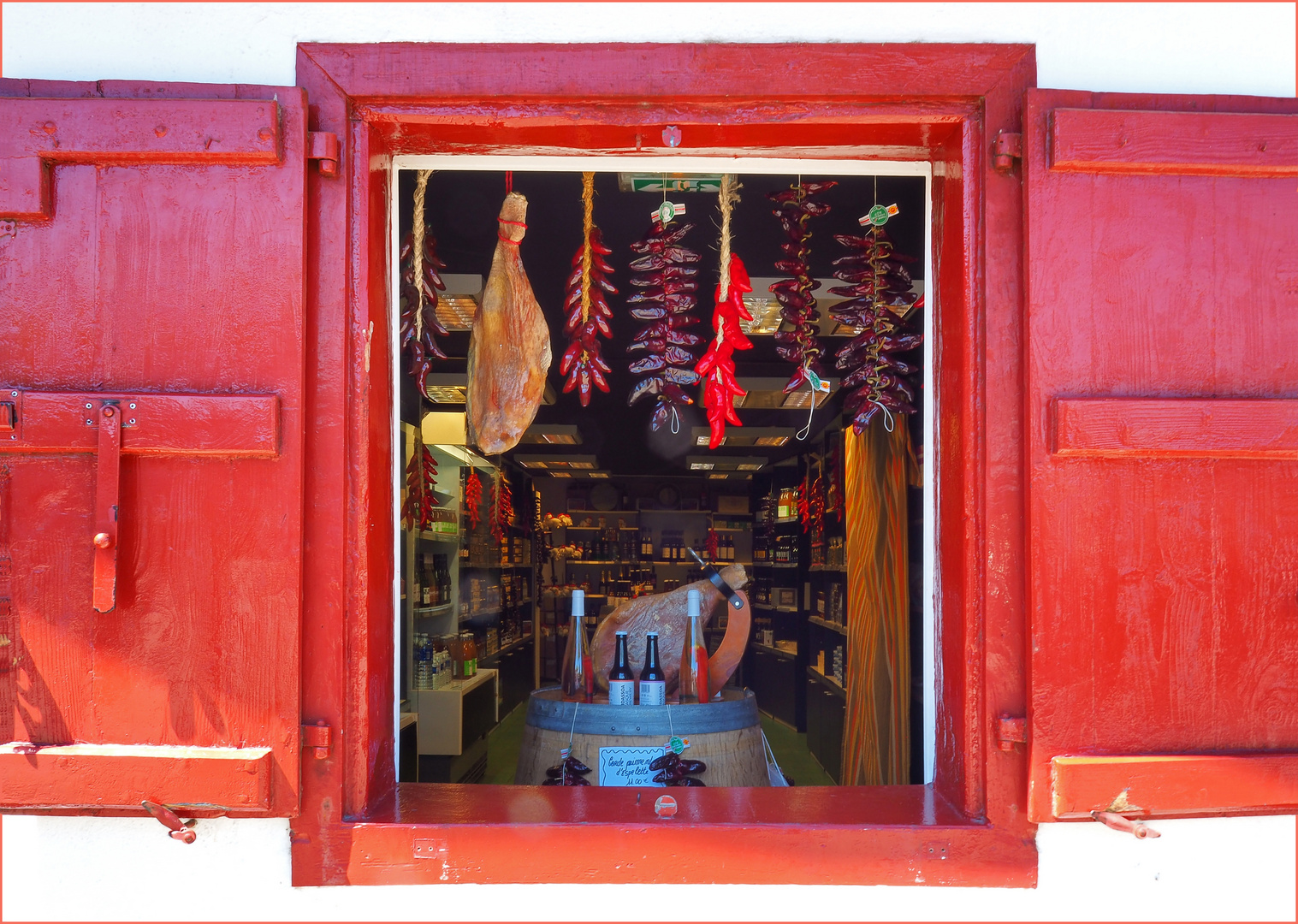 L’intérieur d’un magasin de spécialités Basques… …vu de la rue