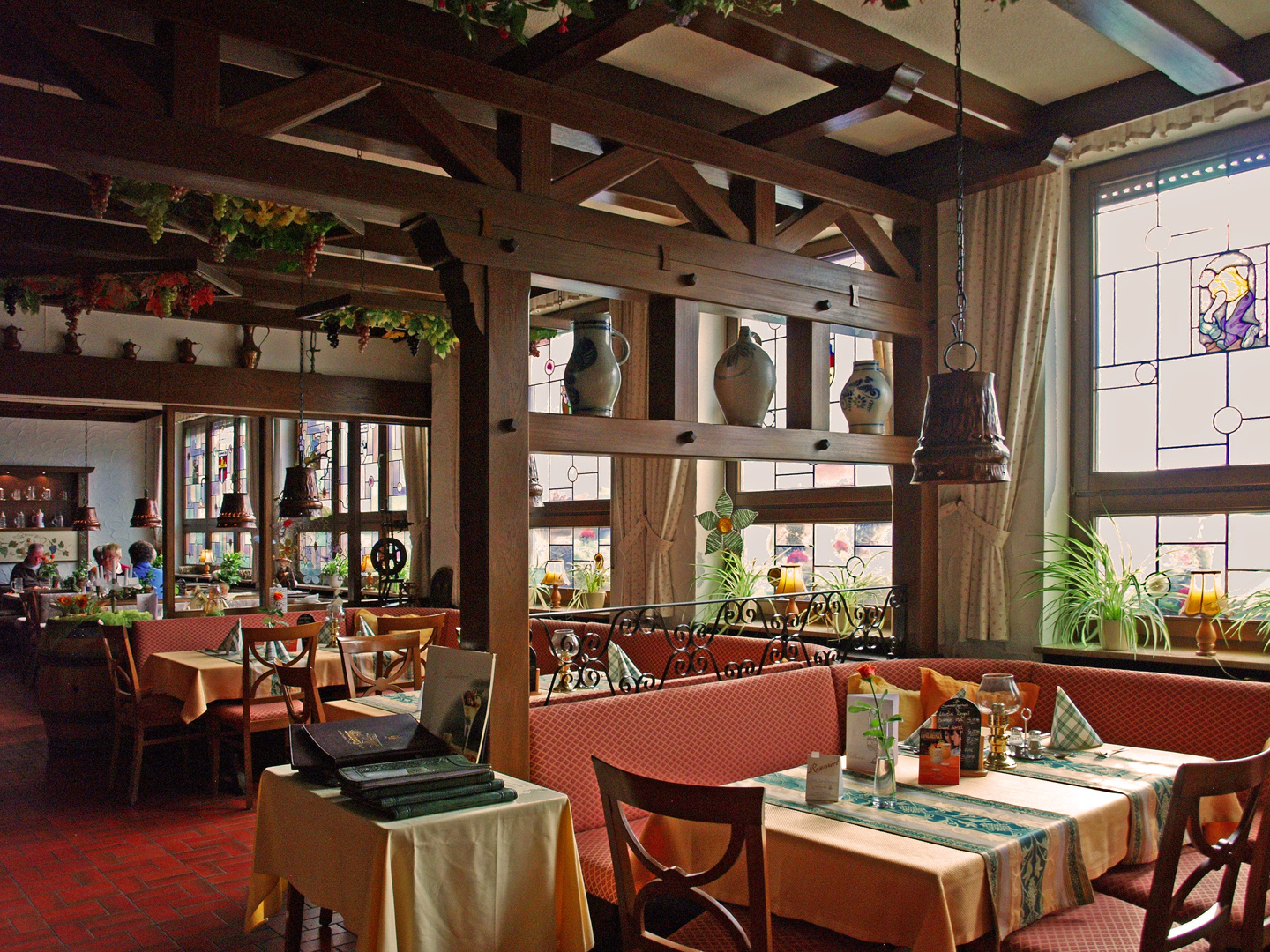 L’intérieur typique du restaurant Weinstube Lochner  à  Markelsheim