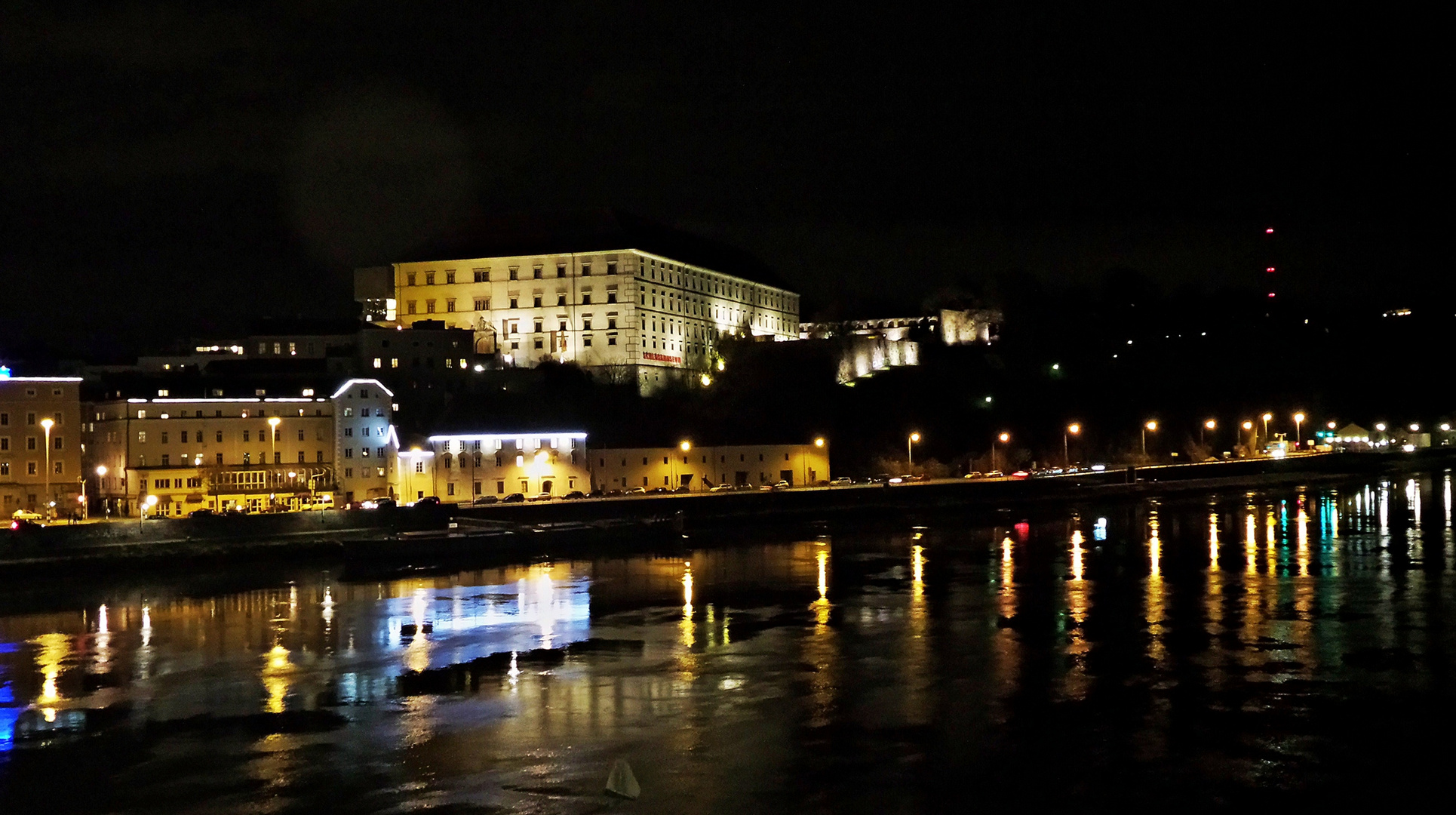 LINZ - Austria - Donaulände Panorama + Linzer Schloss